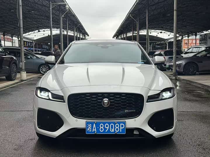 Photo 4 - Jaguar XF L