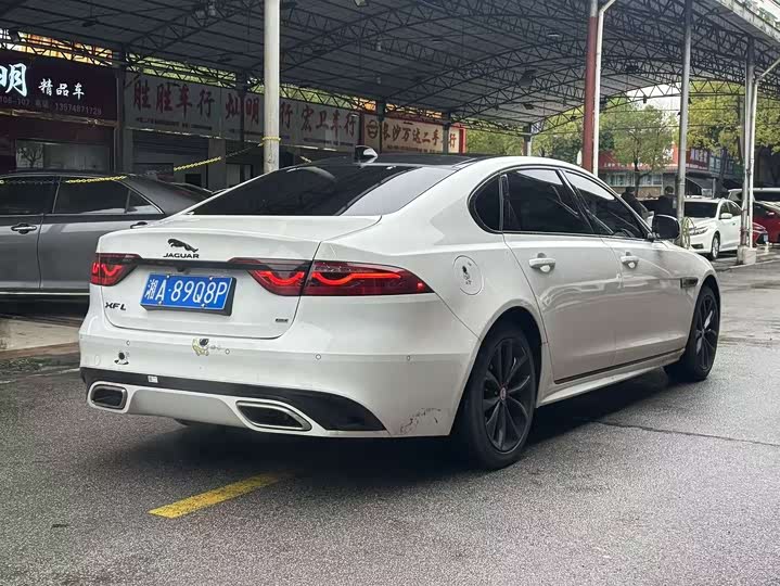 Photo 8 - Jaguar XF L