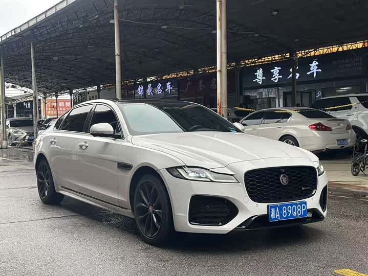 Photo 9 - Jaguar XF L