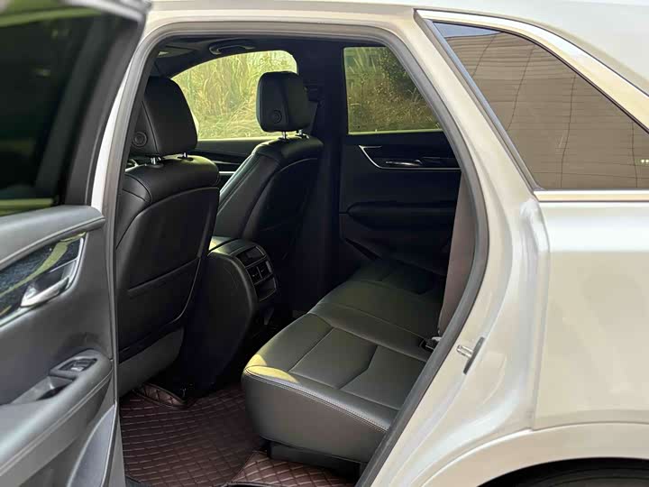 Фото 6 - Cadillac XT5