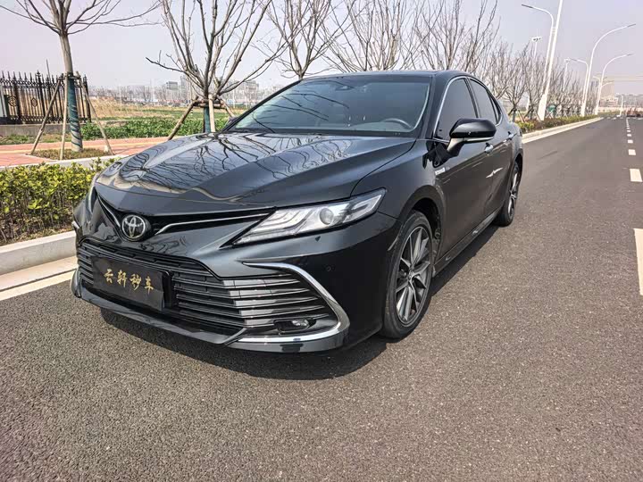 Фото 1 - Toyota Camry