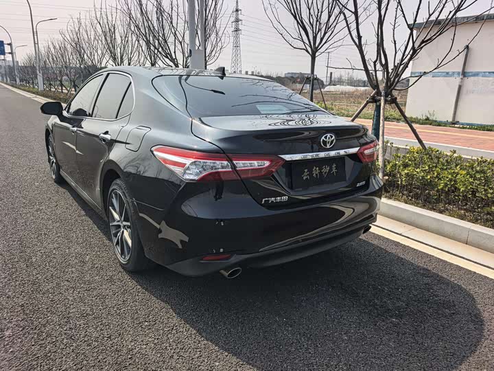 Фото 8 - Toyota Camry