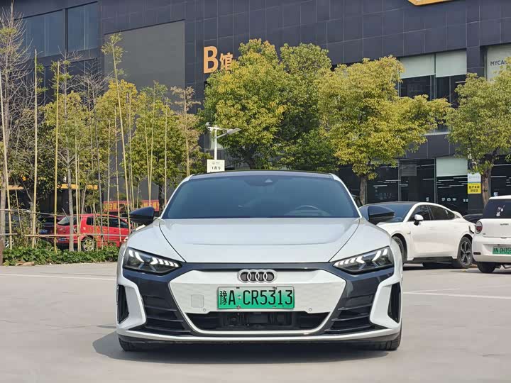 Фото 2 - Audi e-tron GT