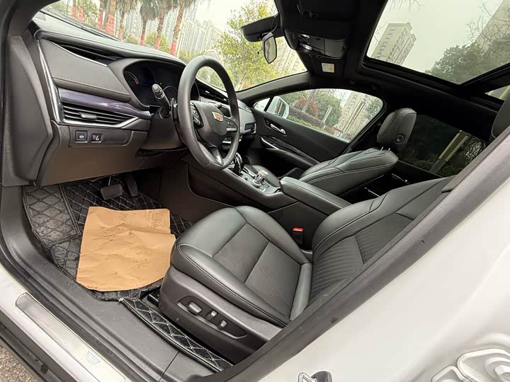 Фото 8 - Cadillac XT4