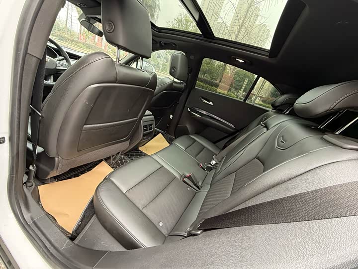 Фото 9 - Cadillac XT4