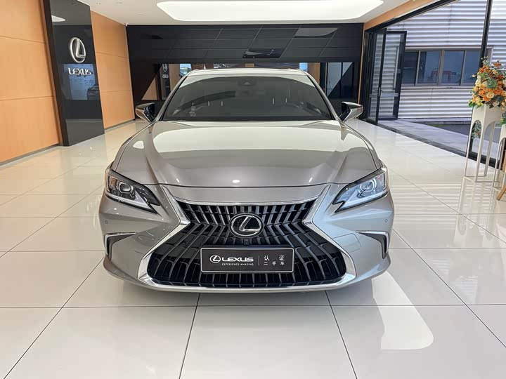 Фото 2 - Lexus ES