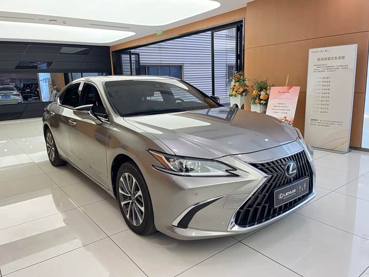 Фото 3 - Lexus ES