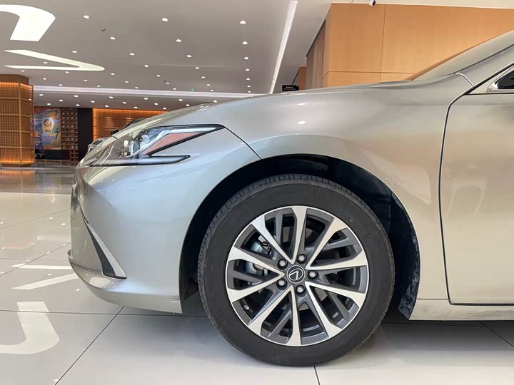 Фото 4 - Lexus ES