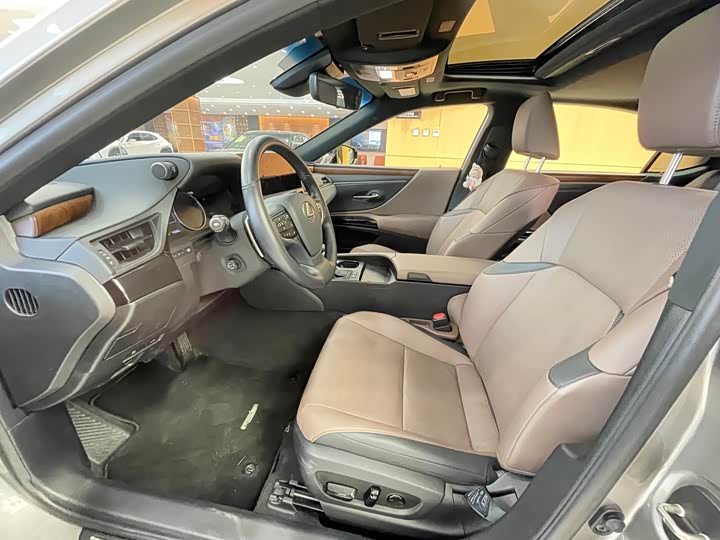 Фото 6 - Lexus ES