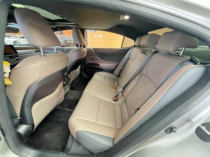 Фото 8 - Lexus ES