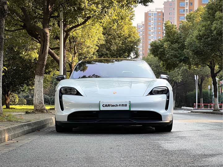 Фото 2 - Porsche Taycan