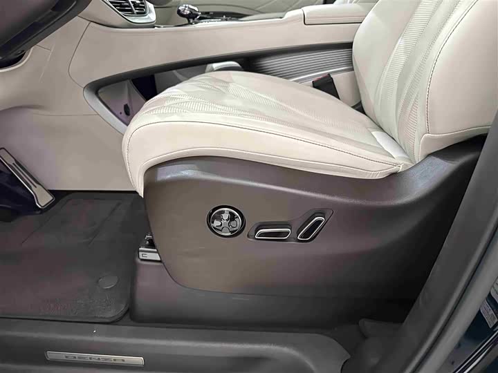 Фото 9 - Denza D9