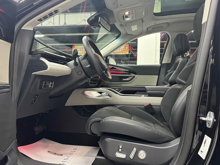 Фото 8 - Lincoln Nautilus