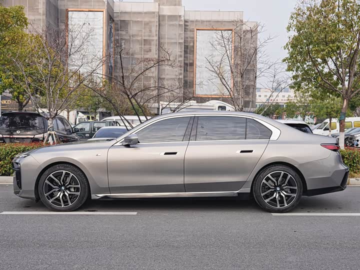 Фото 3 - BMW 7 Series