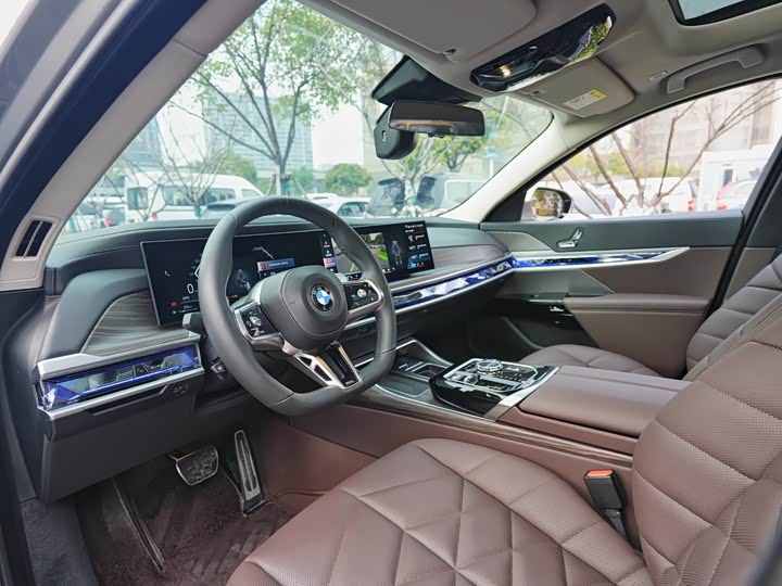 Фото 9 - BMW 7 Series