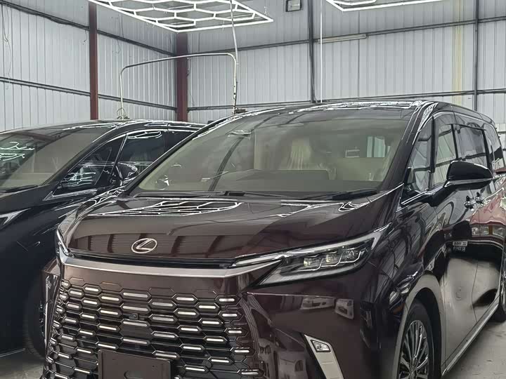Photo 1 - Lexus LM