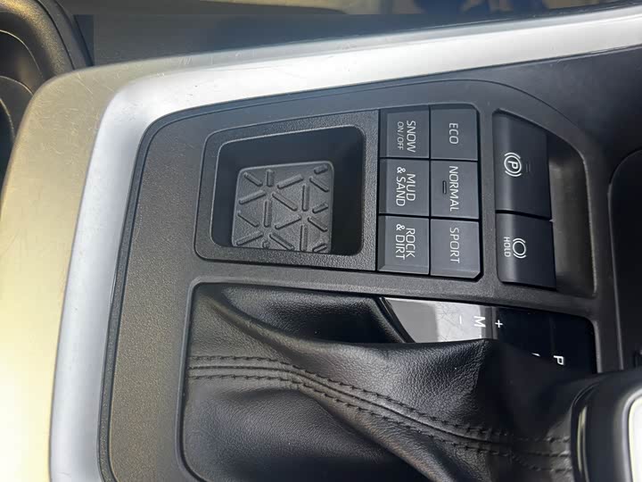 Фото 4 - Toyota RAV4