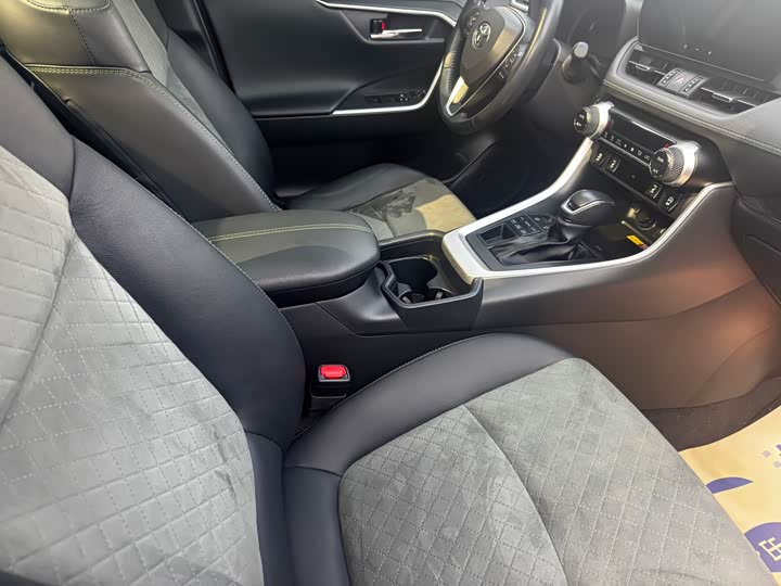 Фото 8 - Toyota RAV4