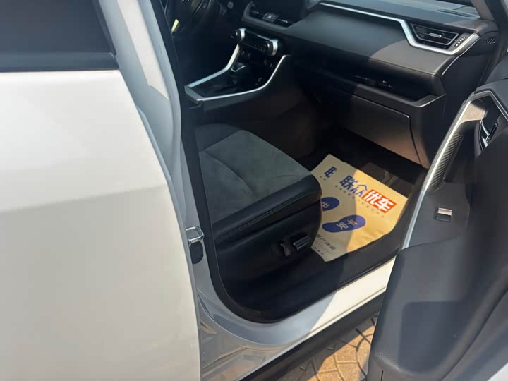 Фото 9 - Toyota RAV4