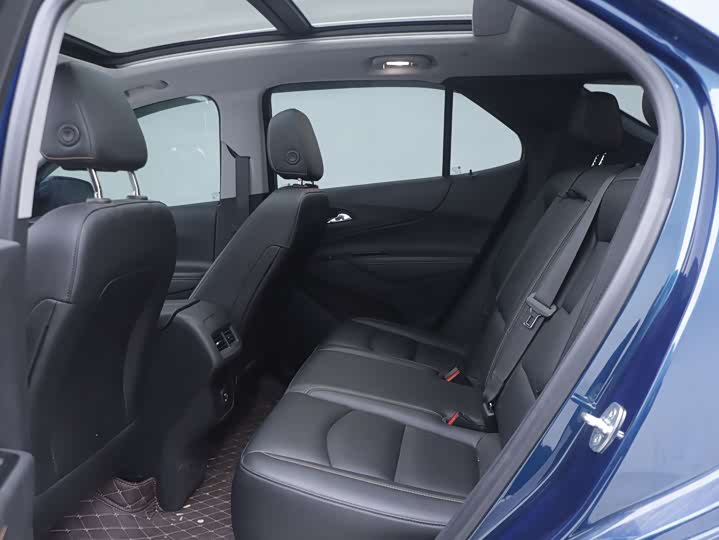 Photo 4 - Chevrolet Equinox