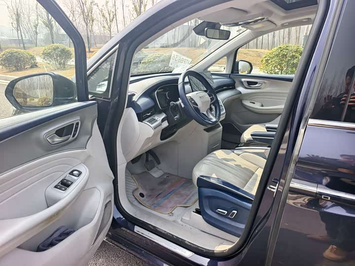 Фото 4 - Roewe iMax 8