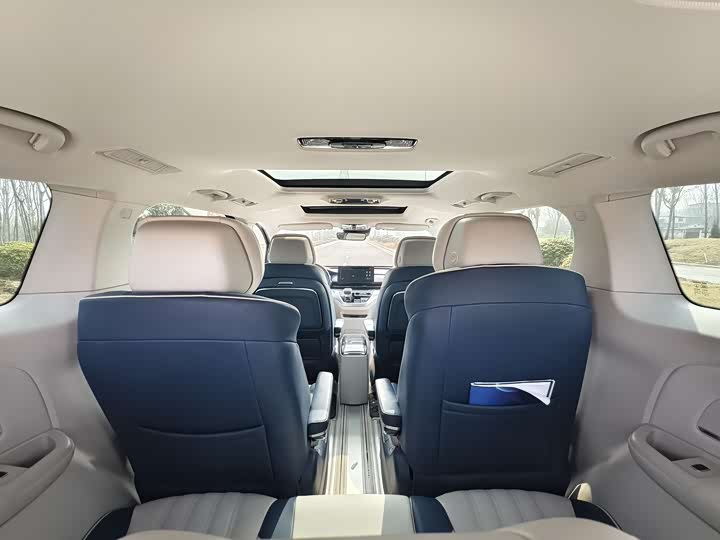 Фото 7 - Roewe iMax 8