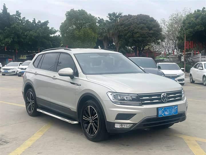 Photo 1 - Volkswagen Tiguan L Pro