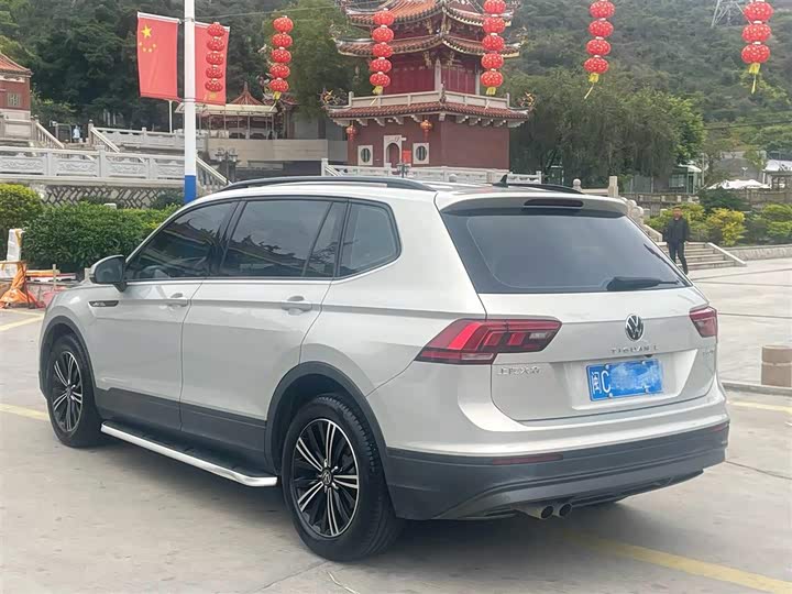 Photo 2 - Volkswagen Tiguan L Pro