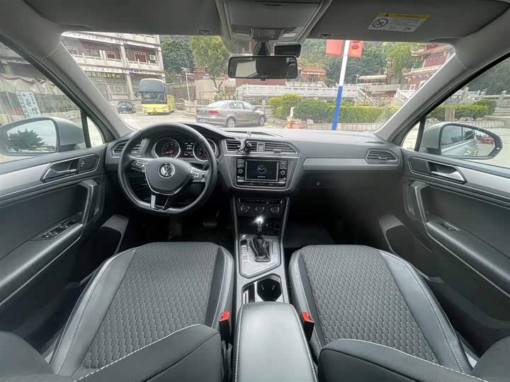 Photo 3 - Volkswagen Tiguan L Pro