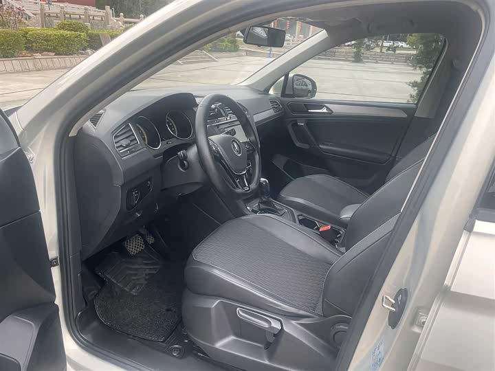 Photo 4 - Volkswagen Tiguan L Pro