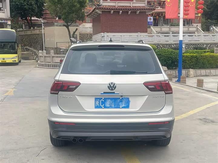 Photo 8 - Volkswagen Tiguan L Pro