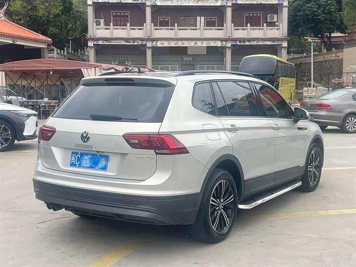 Photo 9 - Volkswagen Tiguan L Pro