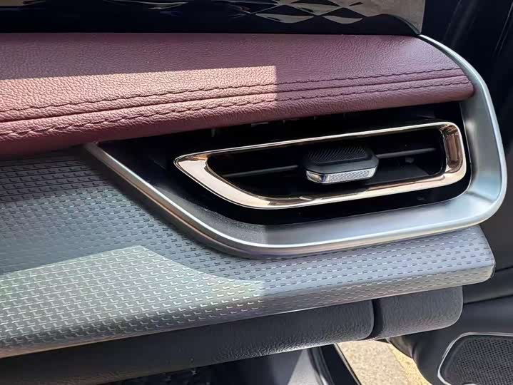 Фото 8 - Hongqi H5