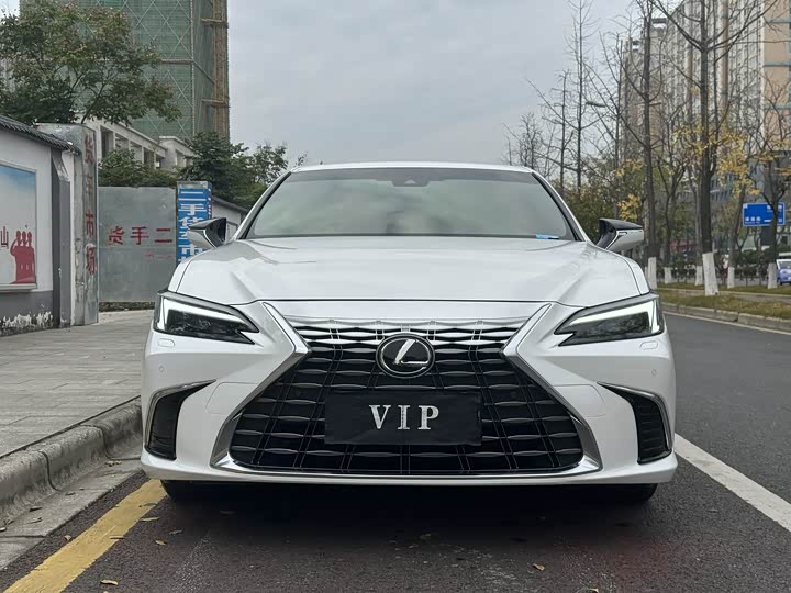 Фото 2 - Lexus ES