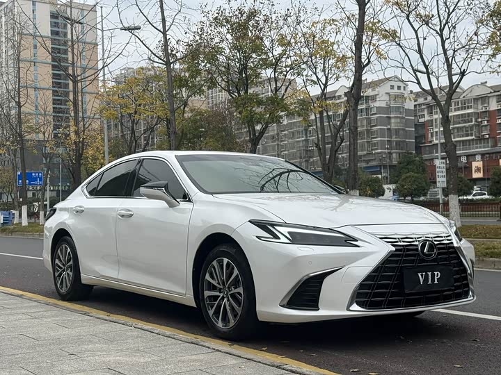 Фото 3 - Lexus ES