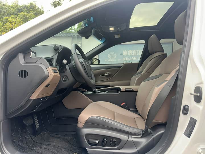 Фото 4 - Lexus ES