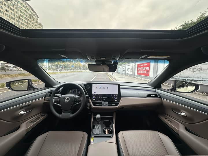 Фото 8 - Lexus ES