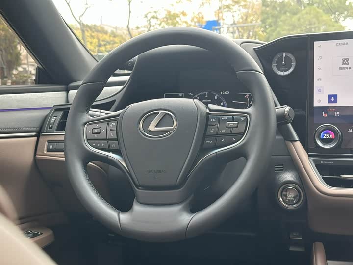 Фото 9 - Lexus ES