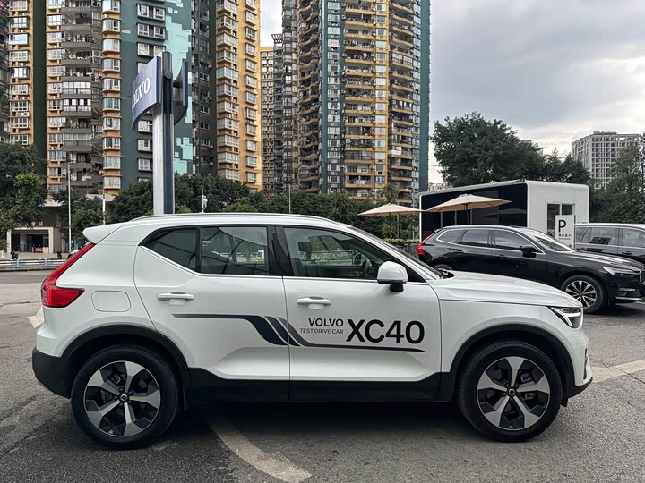 Фото 4 - Volvo XC40