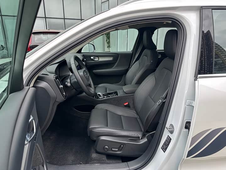 Фото 8 - Volvo XC40