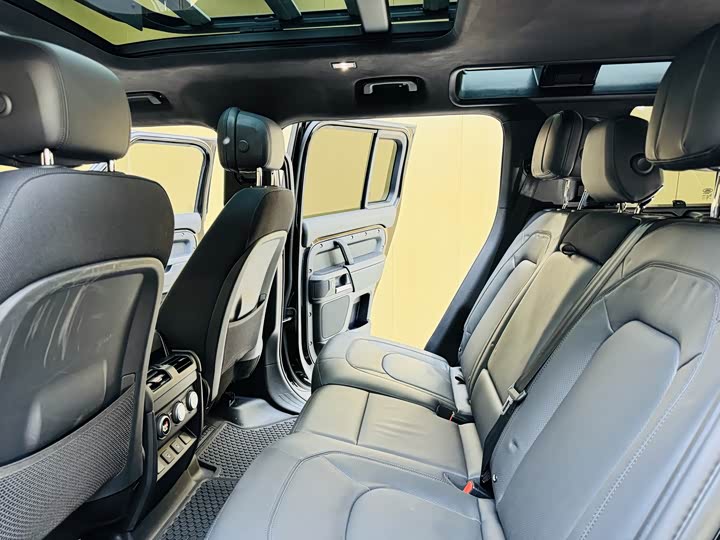 Photo 8 - Land Rover Defender