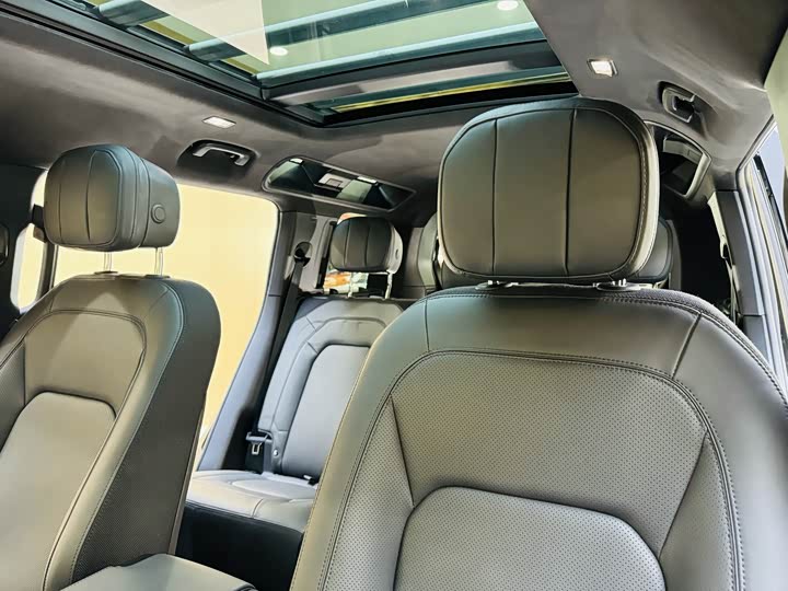 Photo 9 - Land Rover Defender