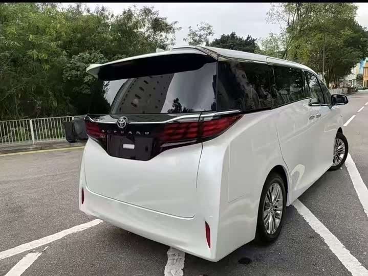 Photo 3 - Toyota Alphard