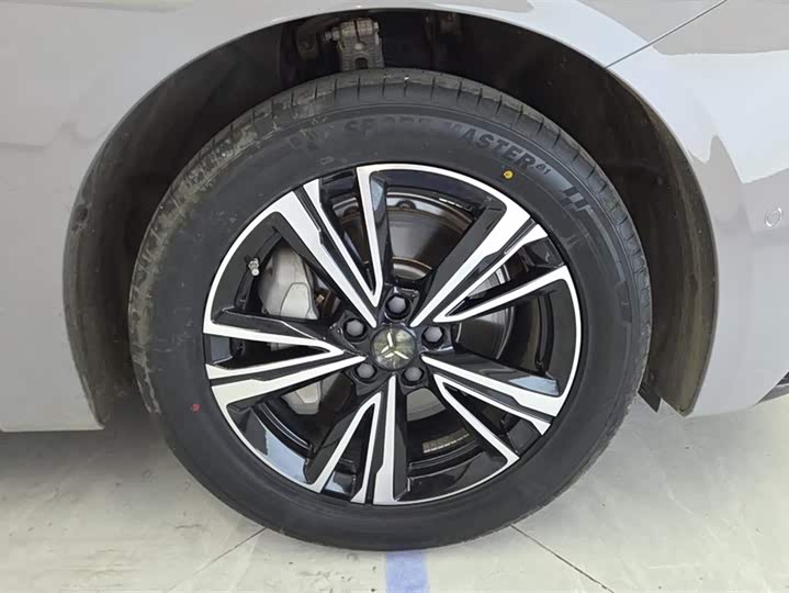 Photo 6 - Hongqi EH7