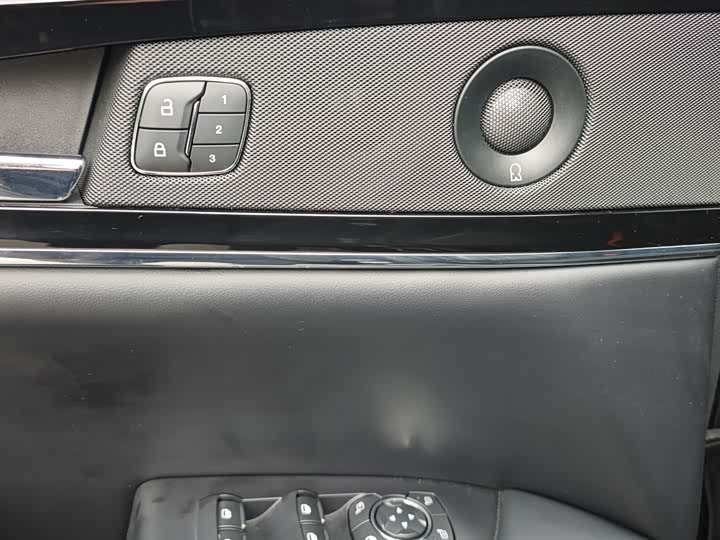 Фото 9 - Lincoln Nautilus