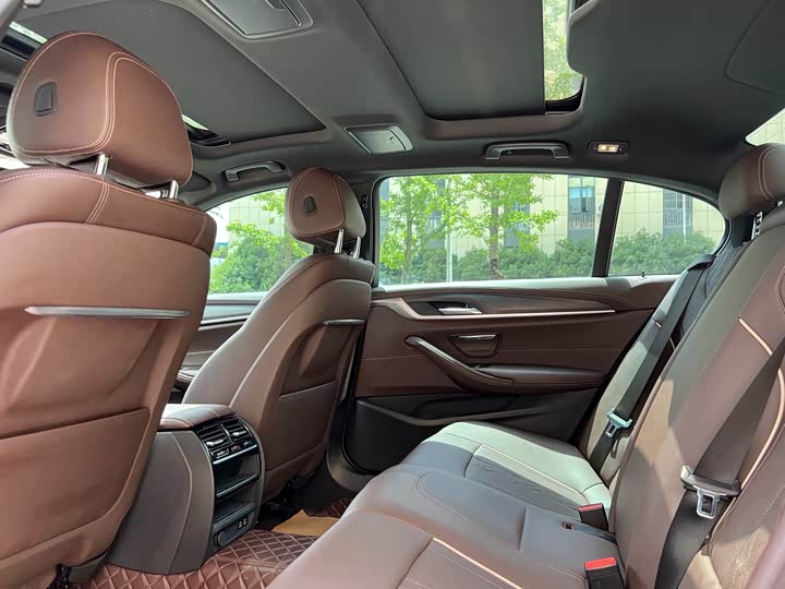 Photo 5 - BMW 5 Series