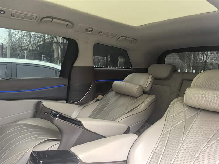 Фото 2 - Denza D9