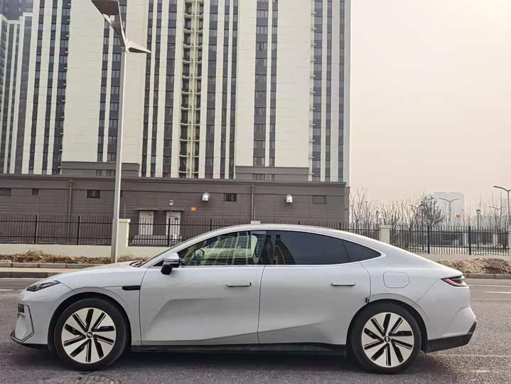 Photo 4 - Geely Galaxy E8