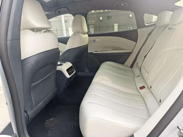 Photo 7 - Geely Galaxy E8