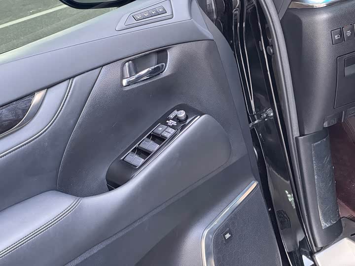 Фото 8 - Toyota Vellfire